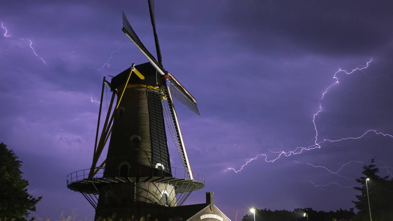 Onweer gezien bij de molen in Oisterwijk (foto: Jimmy van Drunen).