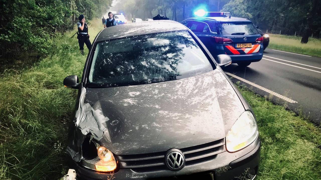 De auto werd klemgereden in Valkenswaard (foto: Koninklijke Marechaussee).