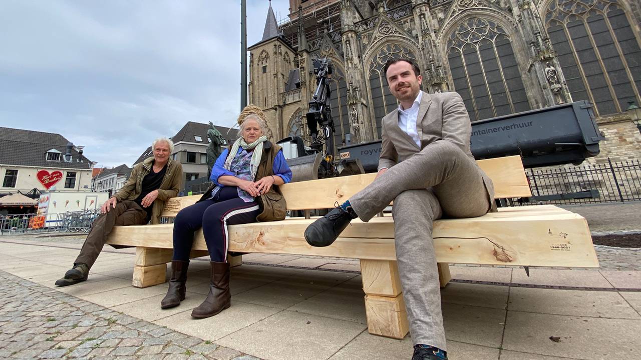 Mike van der Geld (r) samen met Jan Louvenberg en Leidi Haaijer op de nieuwe Kastanjebank (fofo: Jan Peels)