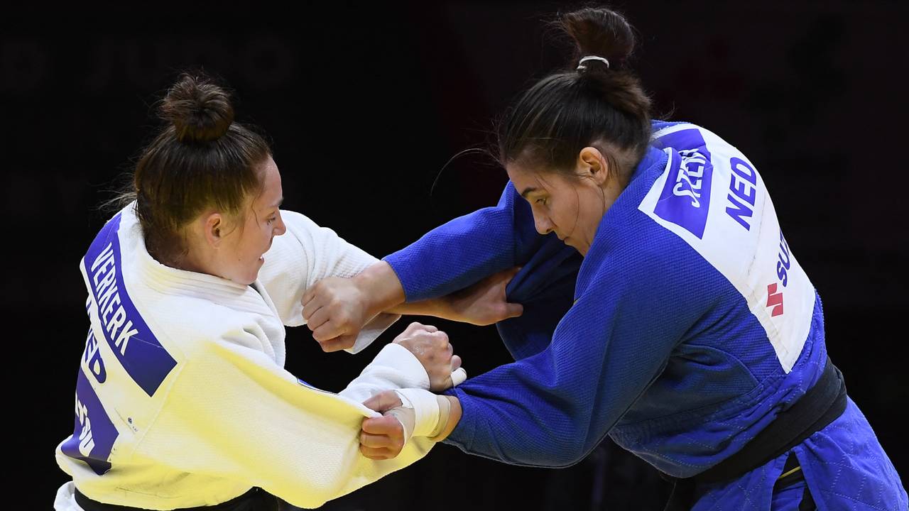 Guusje Steenhuis (in blauw) wint brond (foto: ANP/Attila Kisbenedek).