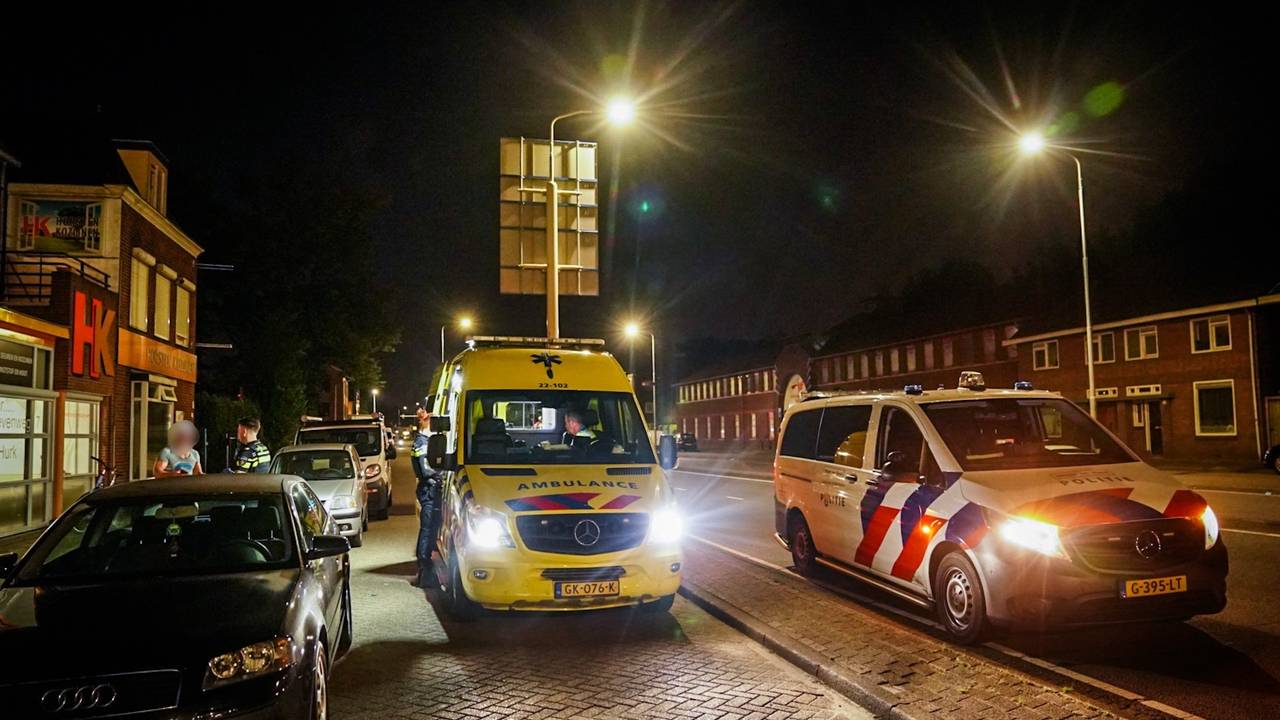 Politie en ambulance werden gealarmeerd voor de steekpartij aan de Kronehoefstraat (foto: Sem van Rijssel/SQ Vision).