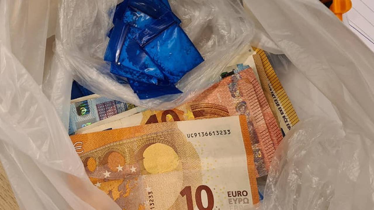 Een deel van de drugs en het geld dat in beslag is genomen (foto: politie Den Bosch Facebook).