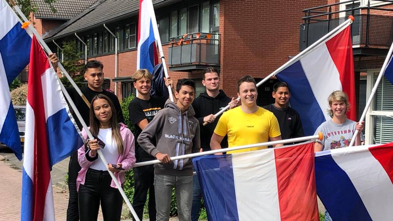 De geslaagde scholieren: Jesper, Evy, Greven, Veyron, Jens, Ferenc, Noud, Jim, Nora en Kim (twee van hen staan niet op de foto).