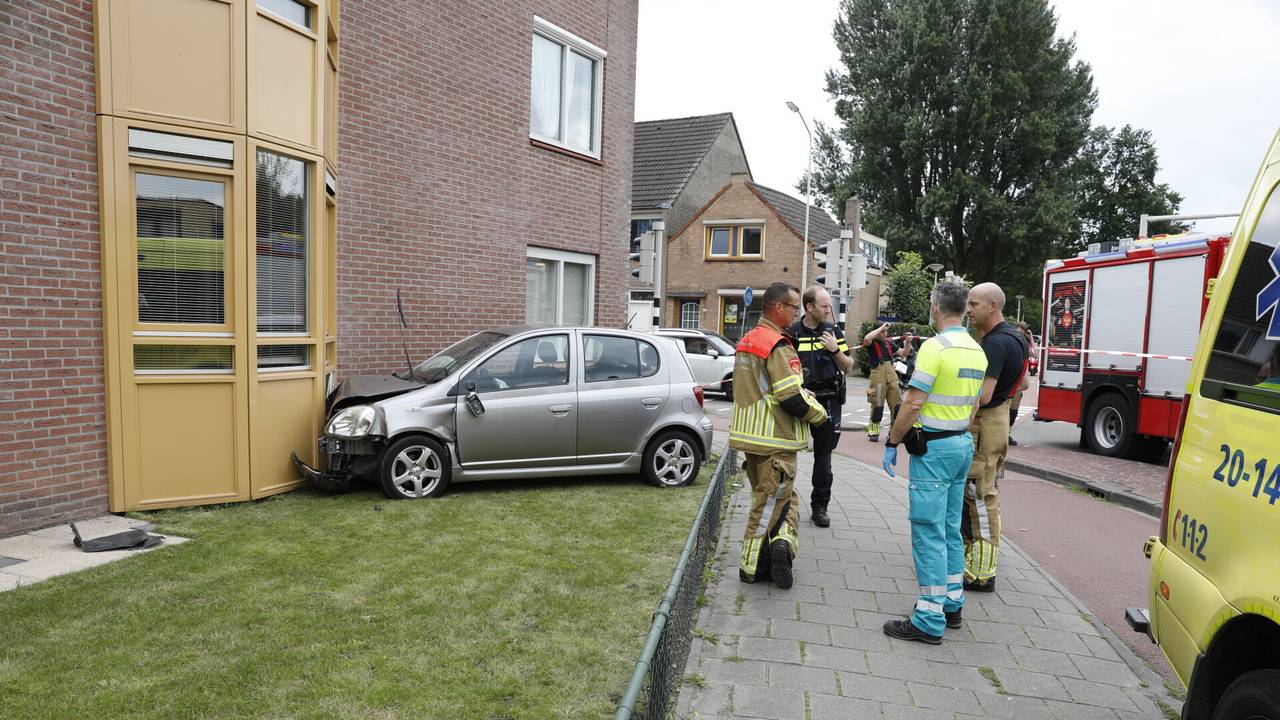 De vrouw raakte van de weg en reed tegen de flat aan (foto: SQ Vision/Christian Traets).