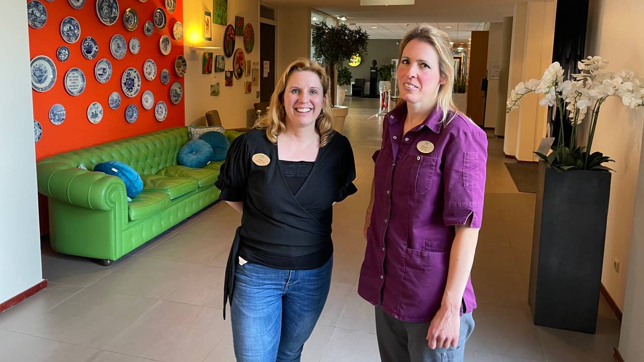 Ghislaine van Rooij en Cindy Dekker van verzorgingshuis De Wever in Tilburg (foto: Tom van den Oetelaar).