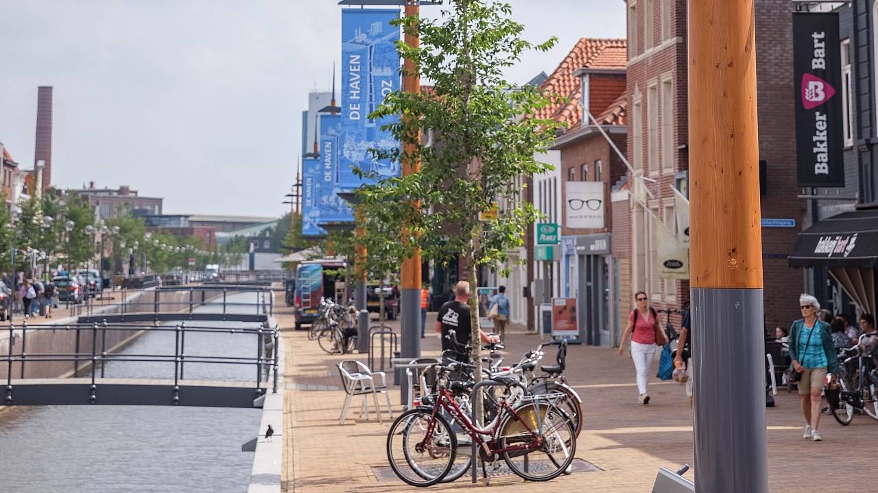 Banieren aan de Zuidhaven (foto: gemeente Moerdijk/Marcel Otterspeer).