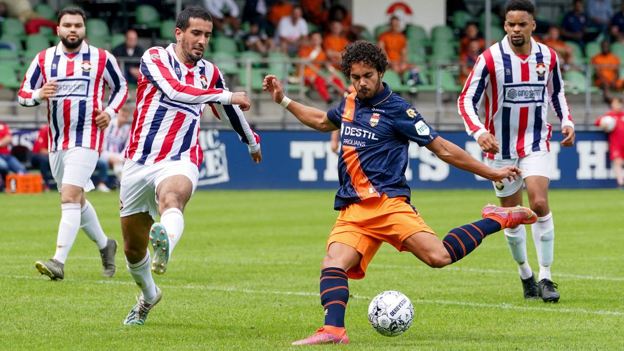 Jelte Pal neemt het doel van de Willem II amateurs onder vuur (foto: OrangePictures).