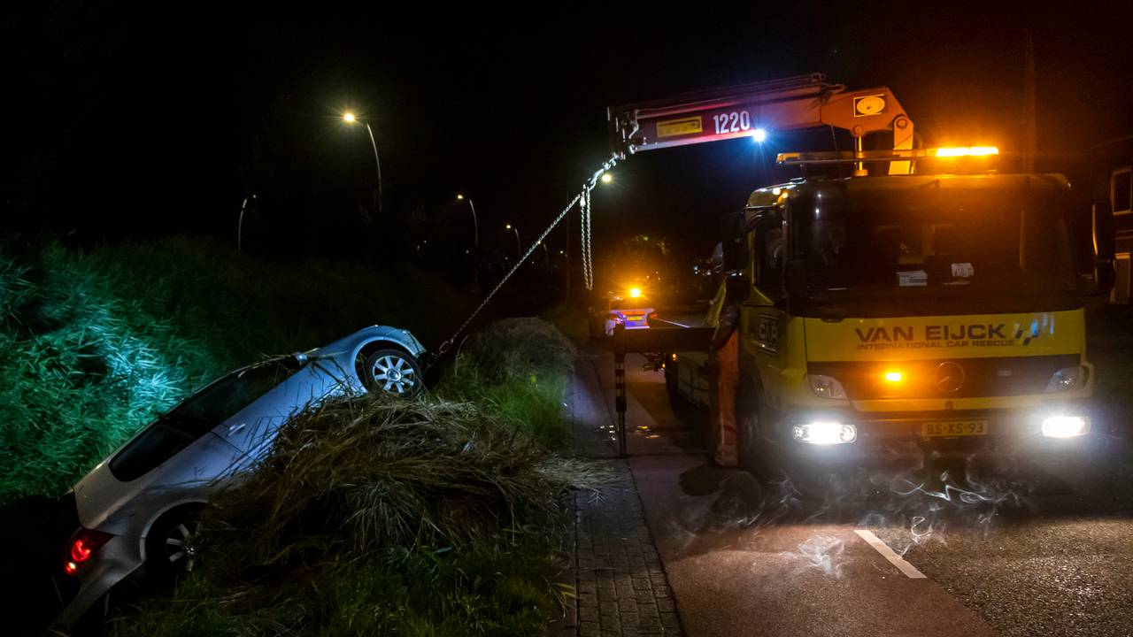 Auto wordt uit de sloot getakeld door bergingsbedrijf (Foto: Jurgen Versteeg/SQ Vision).