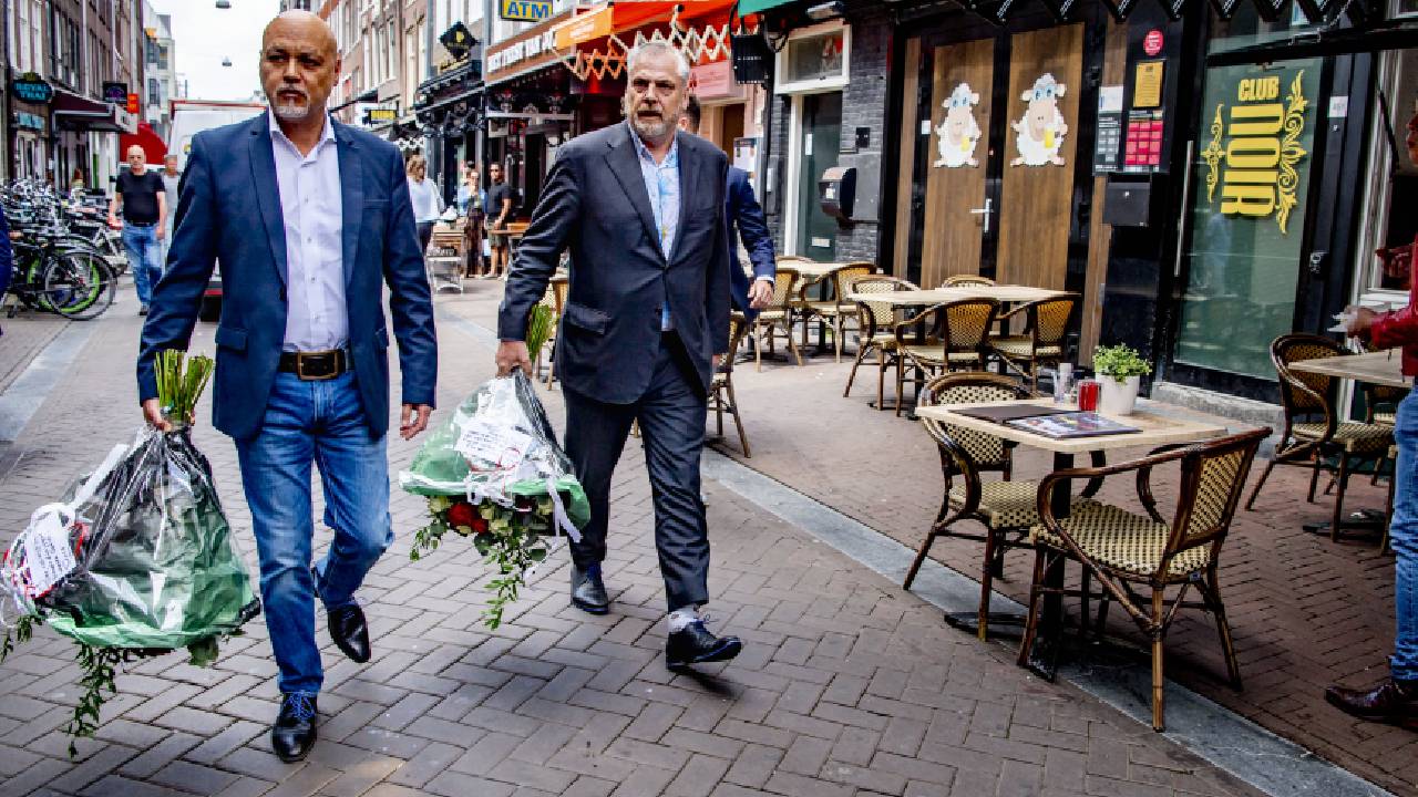 Advocaten Onno de Jong (l) en  Peter Schouten (r) leggen bloemen neer op de plek waar Peter R. de Vries is neergeschoten (foto: ANP).