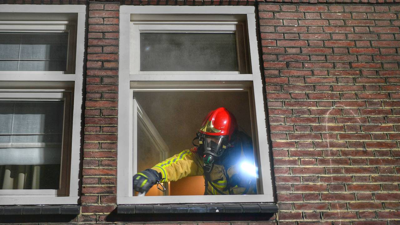 Hoe de brand in het huis in Valkenswaard kon ontstaan, wordt onderzocht (foto: Rico Vogels/SQ Vision).