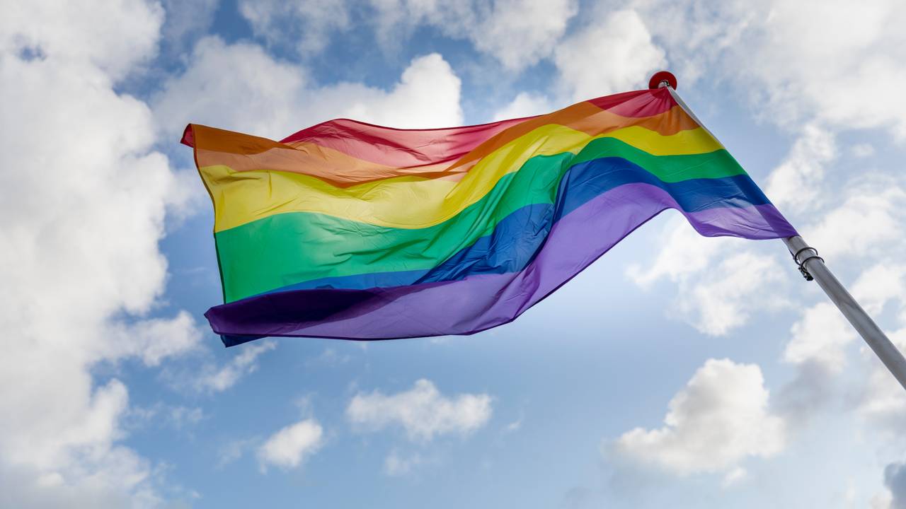 Gemeente toont regenboogvlag, maar mannen spreken van 'homojacht' (foto: ANP).
