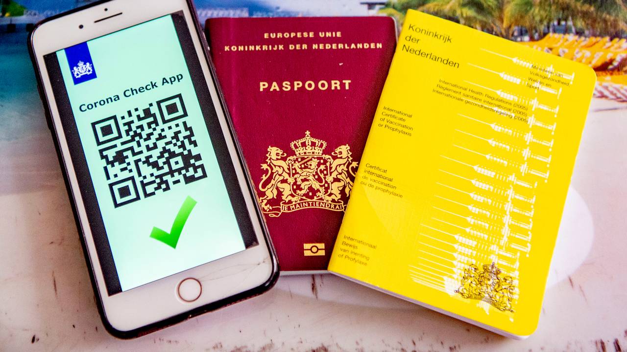 Huisartsen en zorginstellingen kunnen een vaccinatiebewijs regelen voor mensen van wie de prik niet in het centrale register van het RIVM staat.  (foto: ANP 2021/ Robin Utrecht).