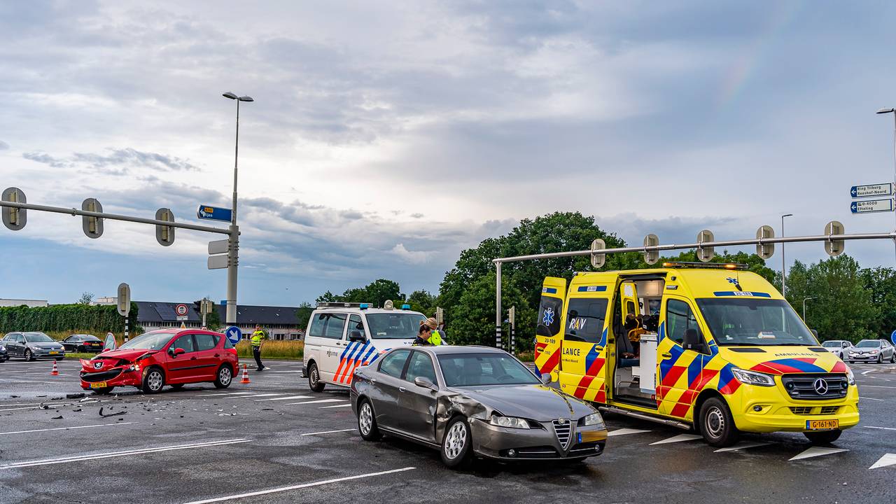 Het eerste ongeluk dat gebeurde op de kruising (foto: Jack Brekelmans/SQ Vision).