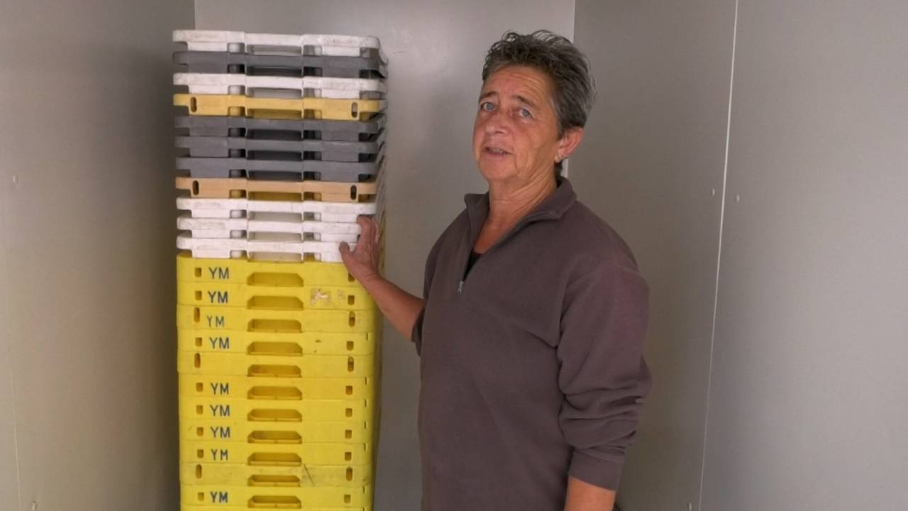 Normaal staat de koelcel van Rian bomvol met gevulde kratjes, nu ligt daar niks.