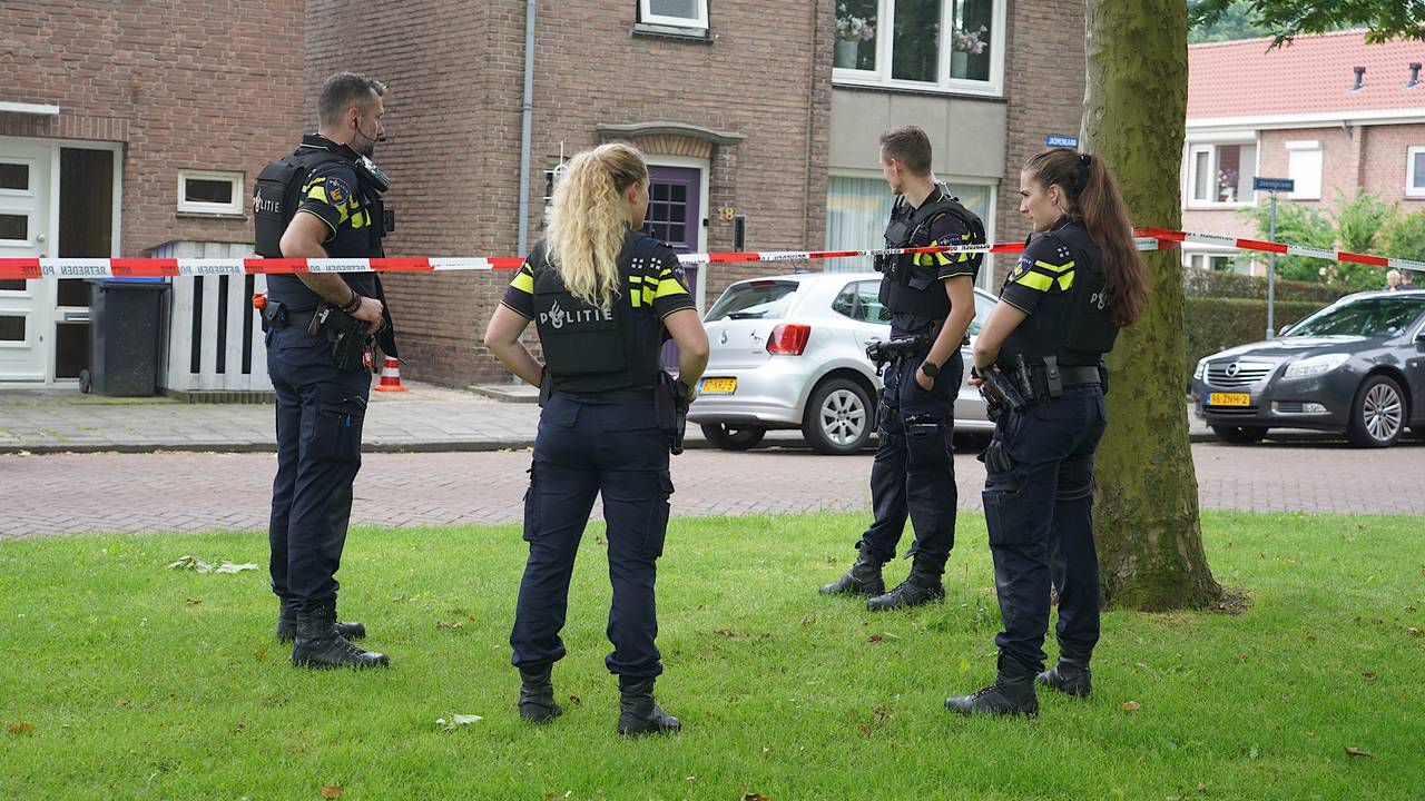 Agenten bij het huis (foto: Jeroen Stuve/SQ Vision).