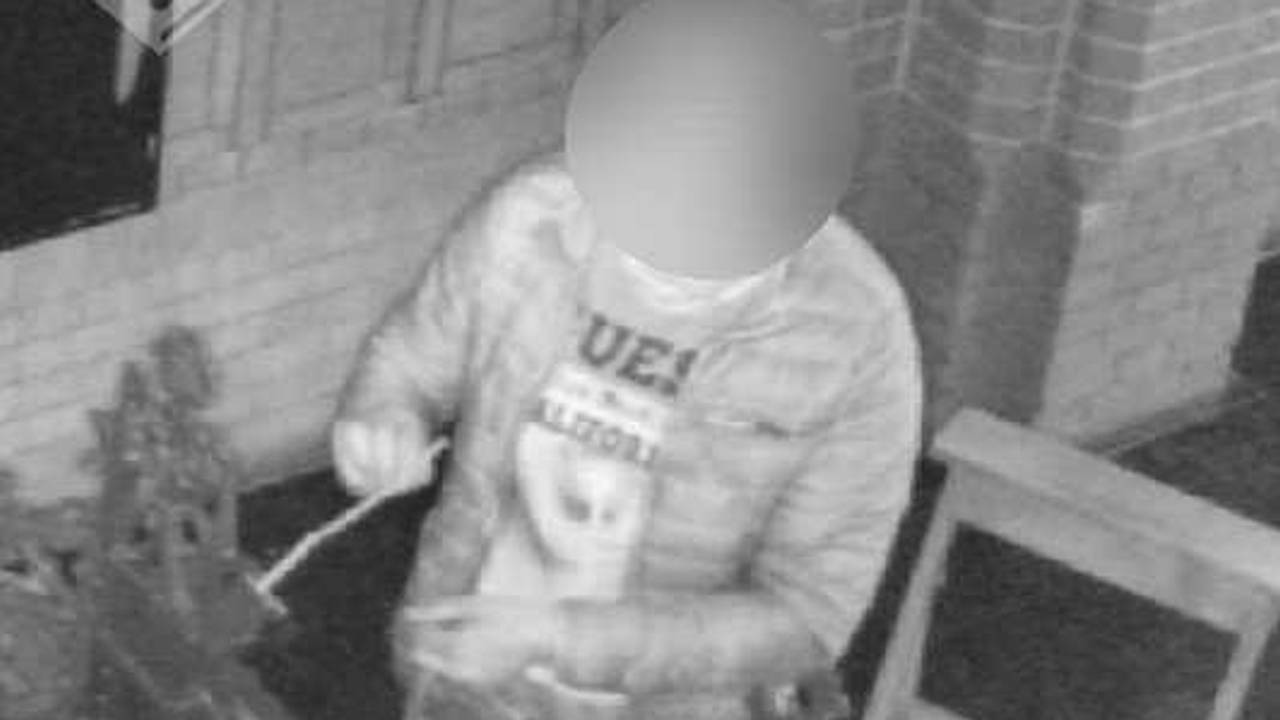 De dader is door de politie onherkenbaar gemaakt (beeld: politie Uden).