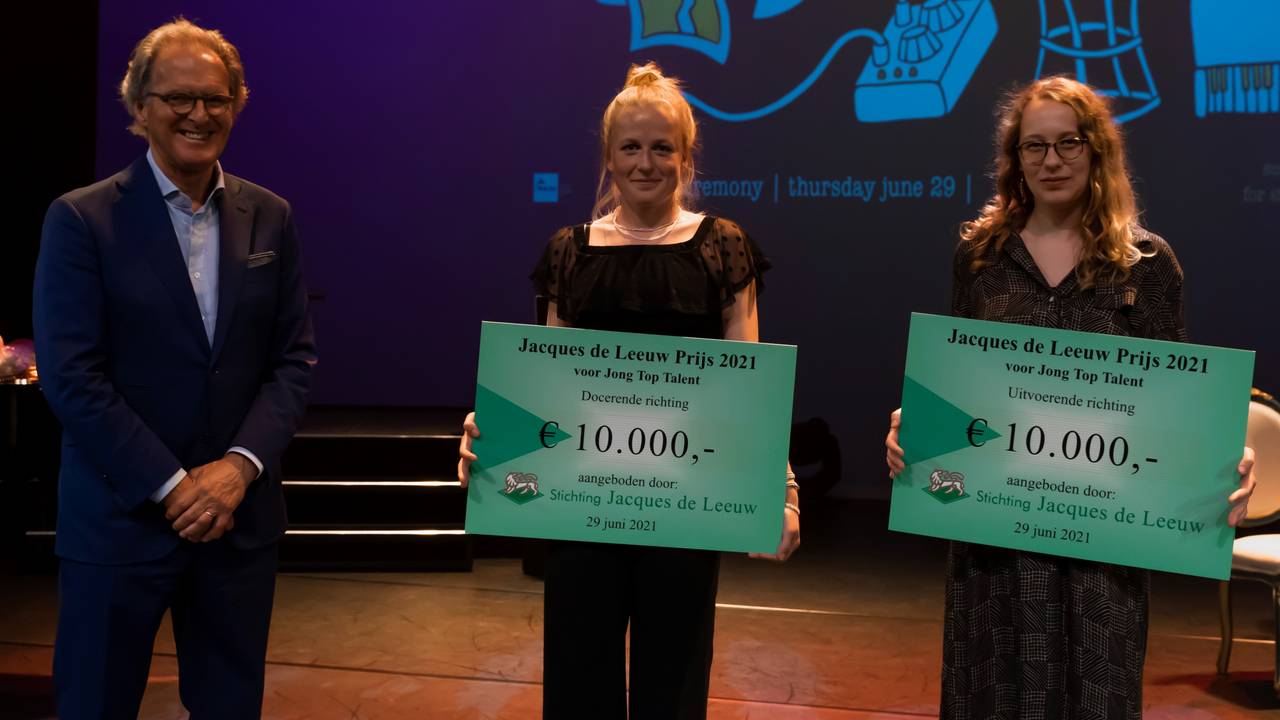 Foto: Ton Rombouts (jury voorzitter), Roos Pierson, Eveline Vervliet