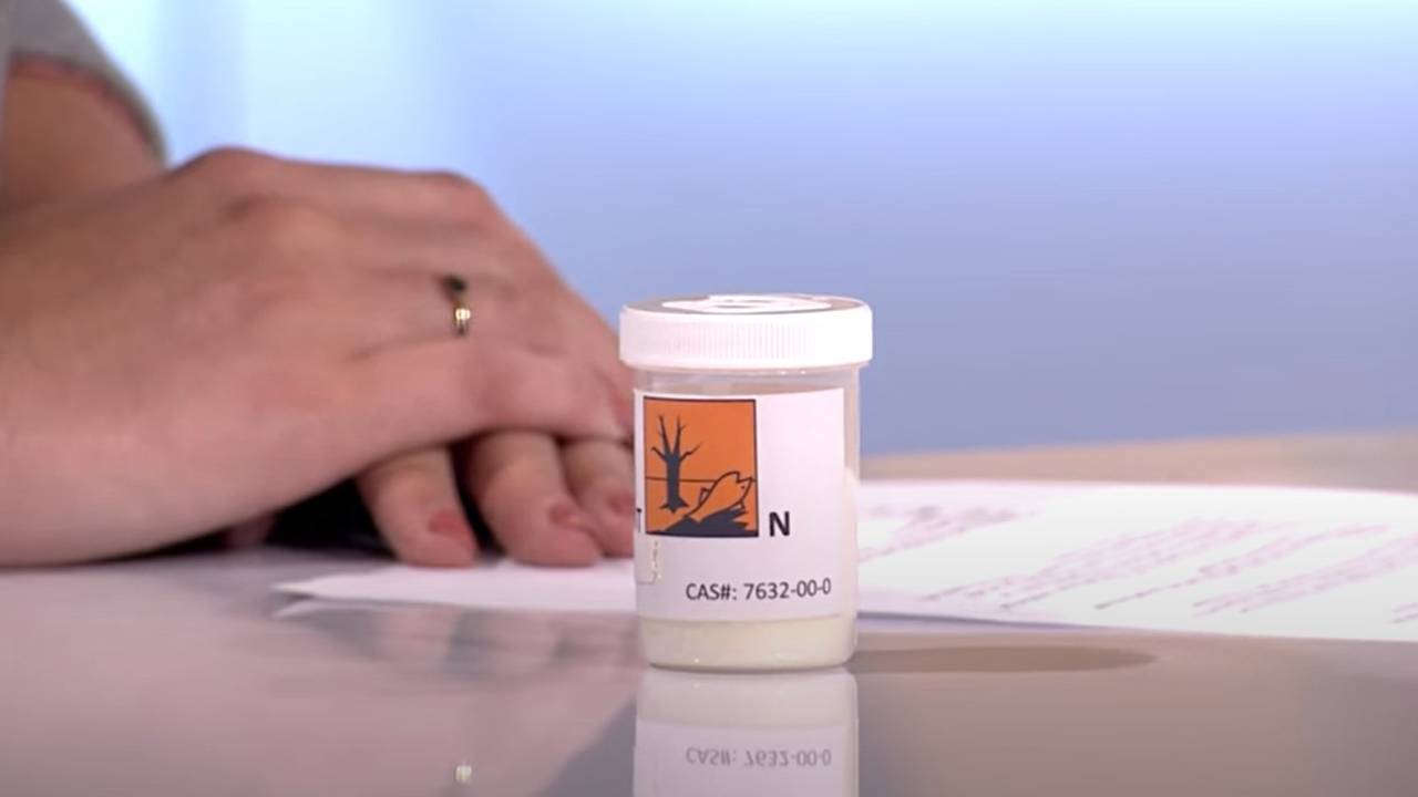 In 2018 kocht Omroep Brabant dit potje met zelfmoordpoeder. 