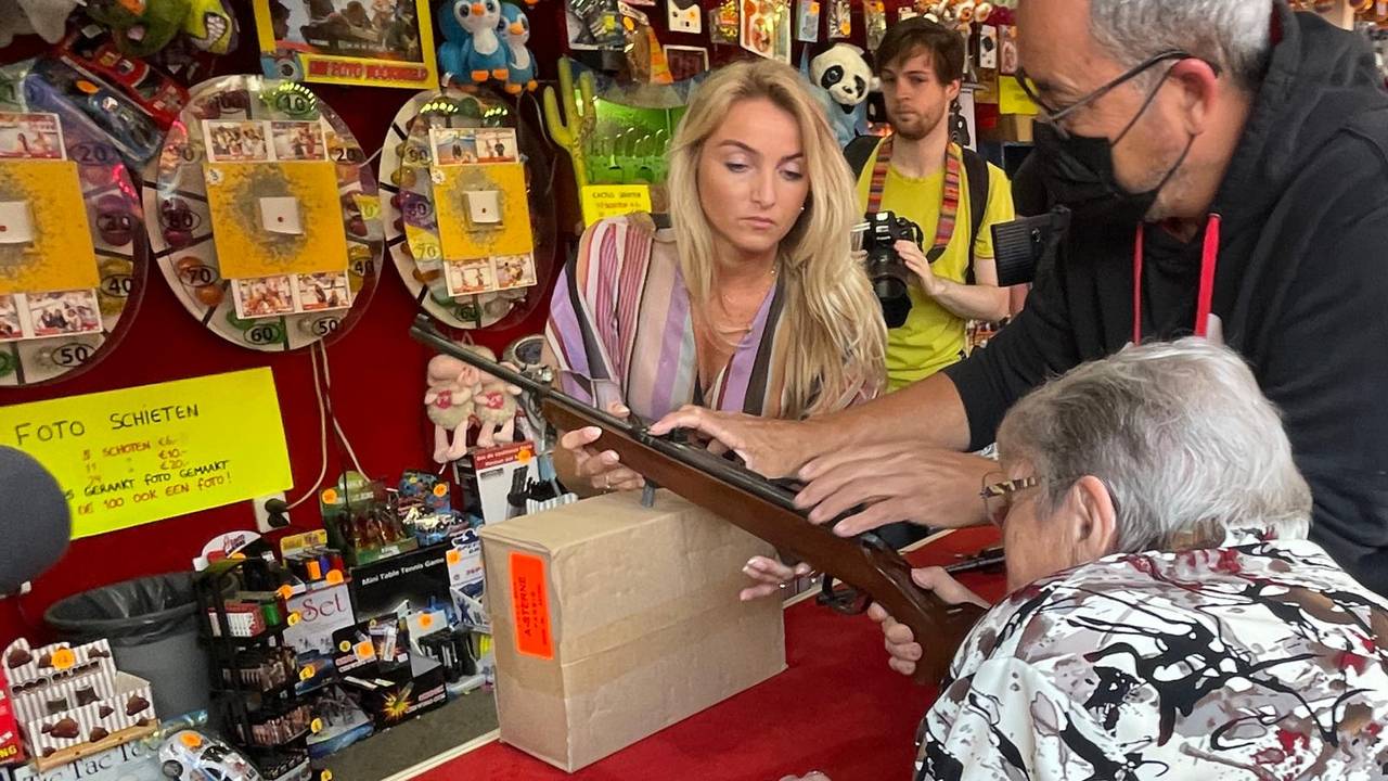 Luchtbuks Ria (101) beproeft haar geluk (foto: Alain Heeren)