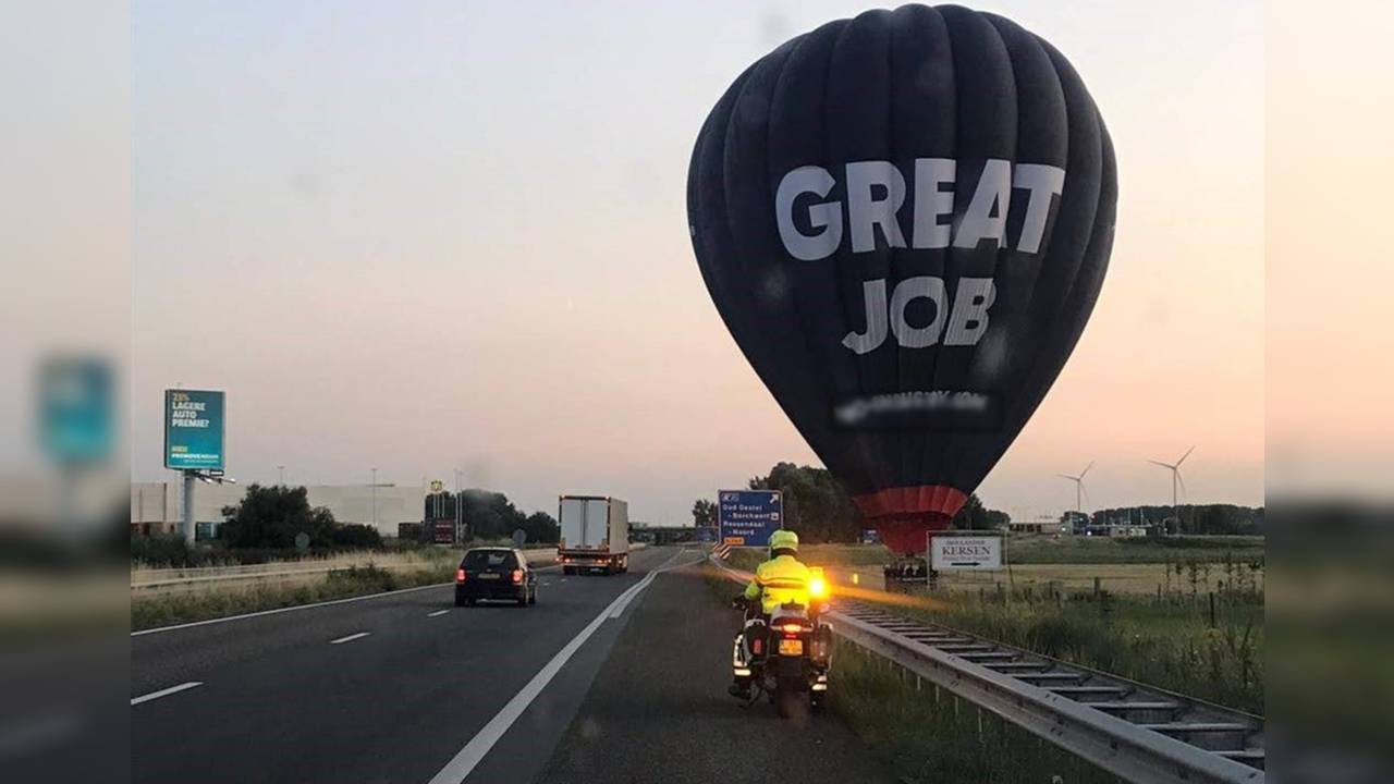 De luchtballon langs de A17 (foto: weginspecteur Roel de Laat).