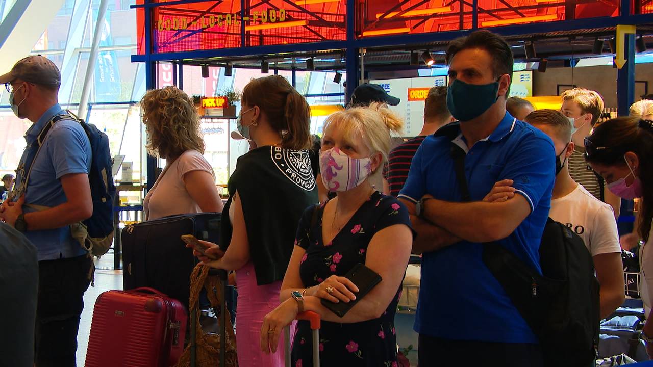 Weer lange wachtrijen in de terminal van Eindhoven Airport. 