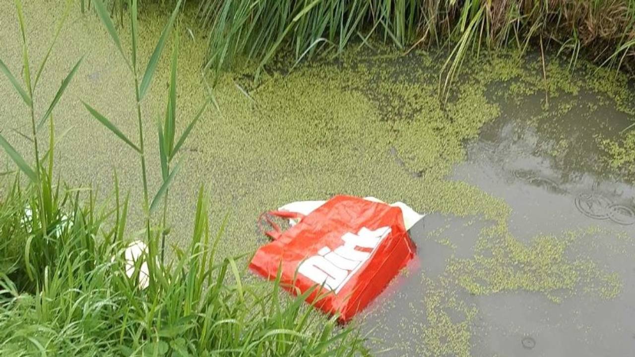 Plastic boodschappentassen dreven in het water (foto: Politie)