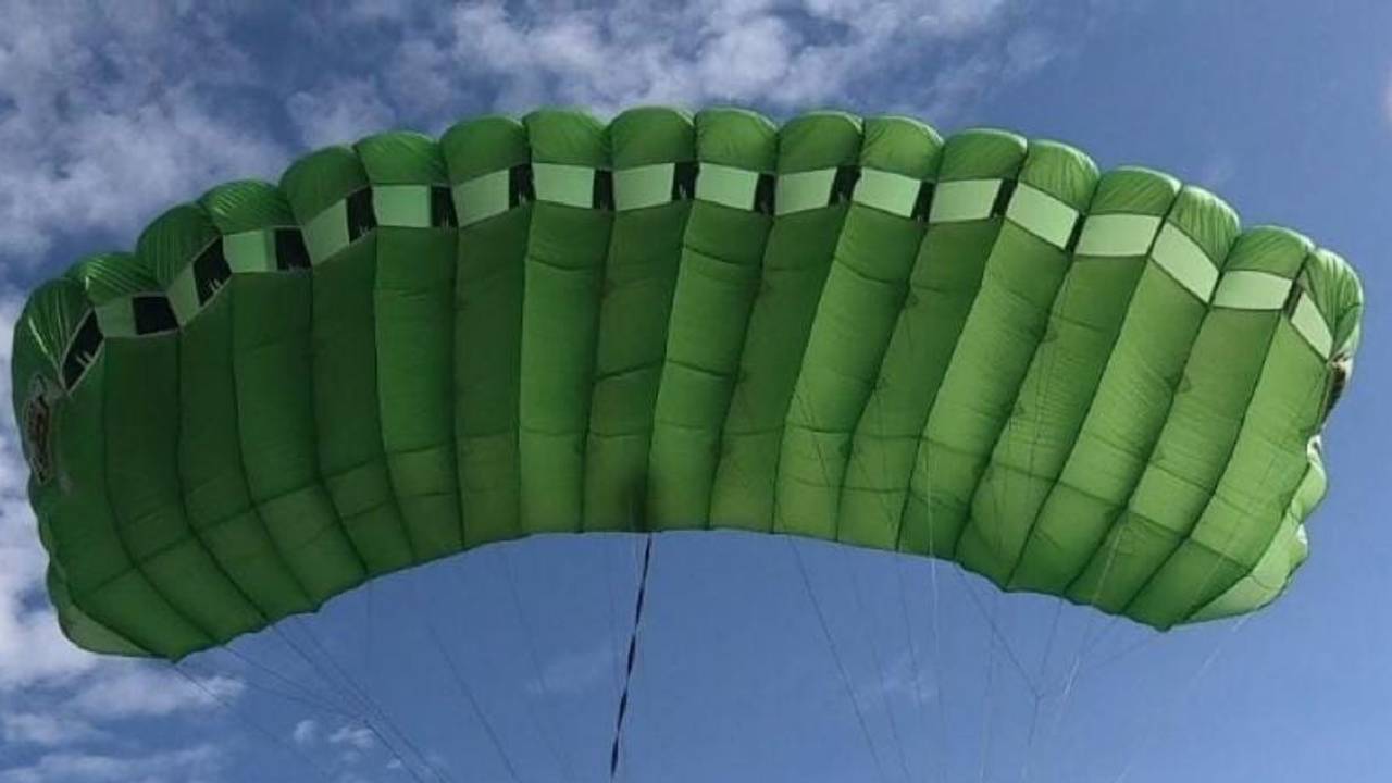 De parachute waar naar wordt gezocht (foto: Kim de Vries).