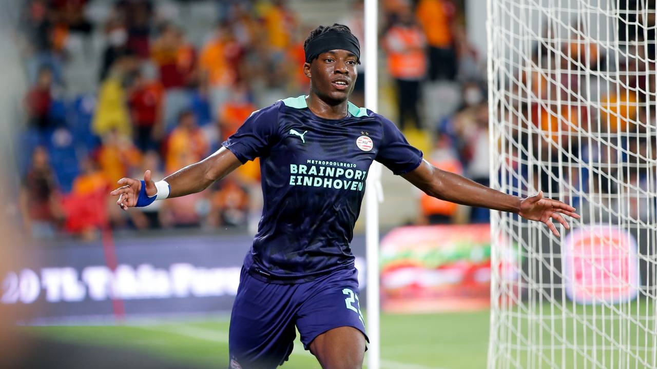 Noni Madueke viert zijn treffer tegen Galatasaray (foto: OrangePictures).