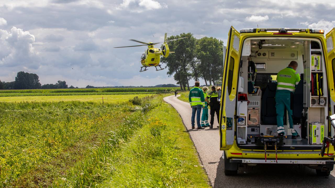 Het slachtoffer wordt naar het Erasmus MC gebracht (foto: Christian Traets/SQ Vision Mediaprodukties).