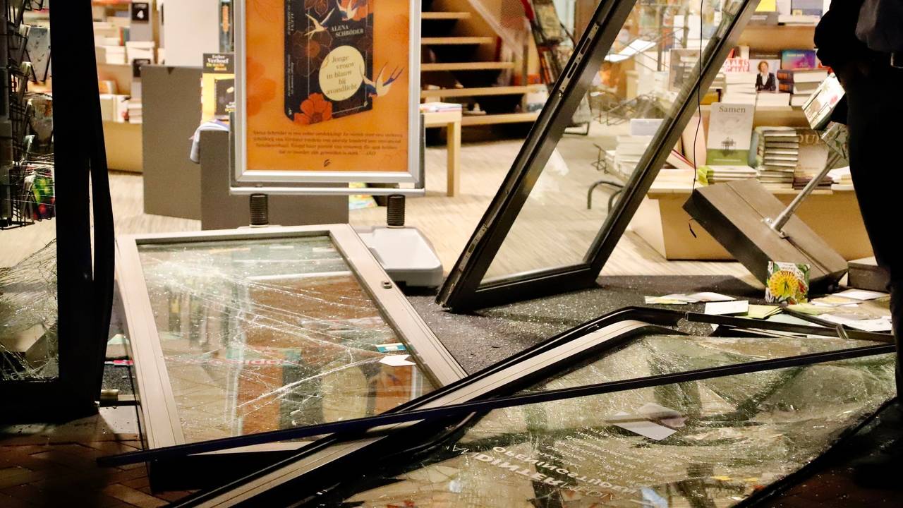 De pui van de winkel werd compleet aan gort gereden (foto: SK-Media / SQ Vision).