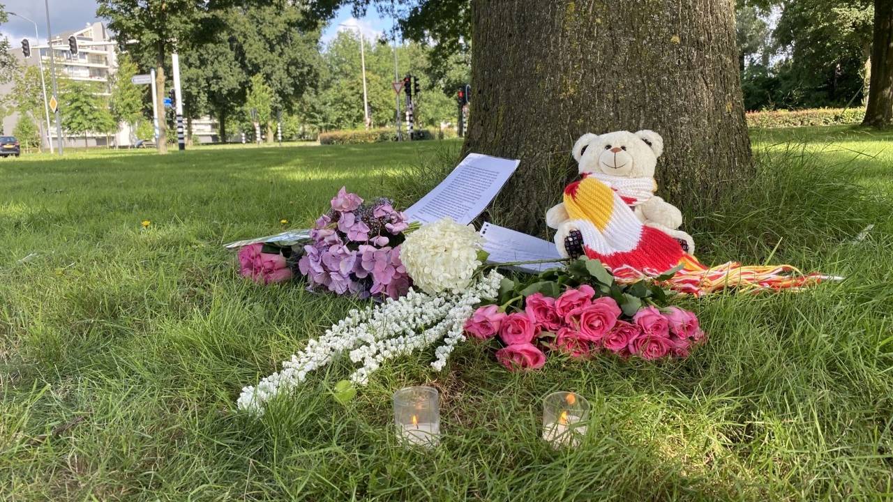 Op de  plek van het ongeluk eren mensen Peter Stolzenbach (foto: Jan Peels).