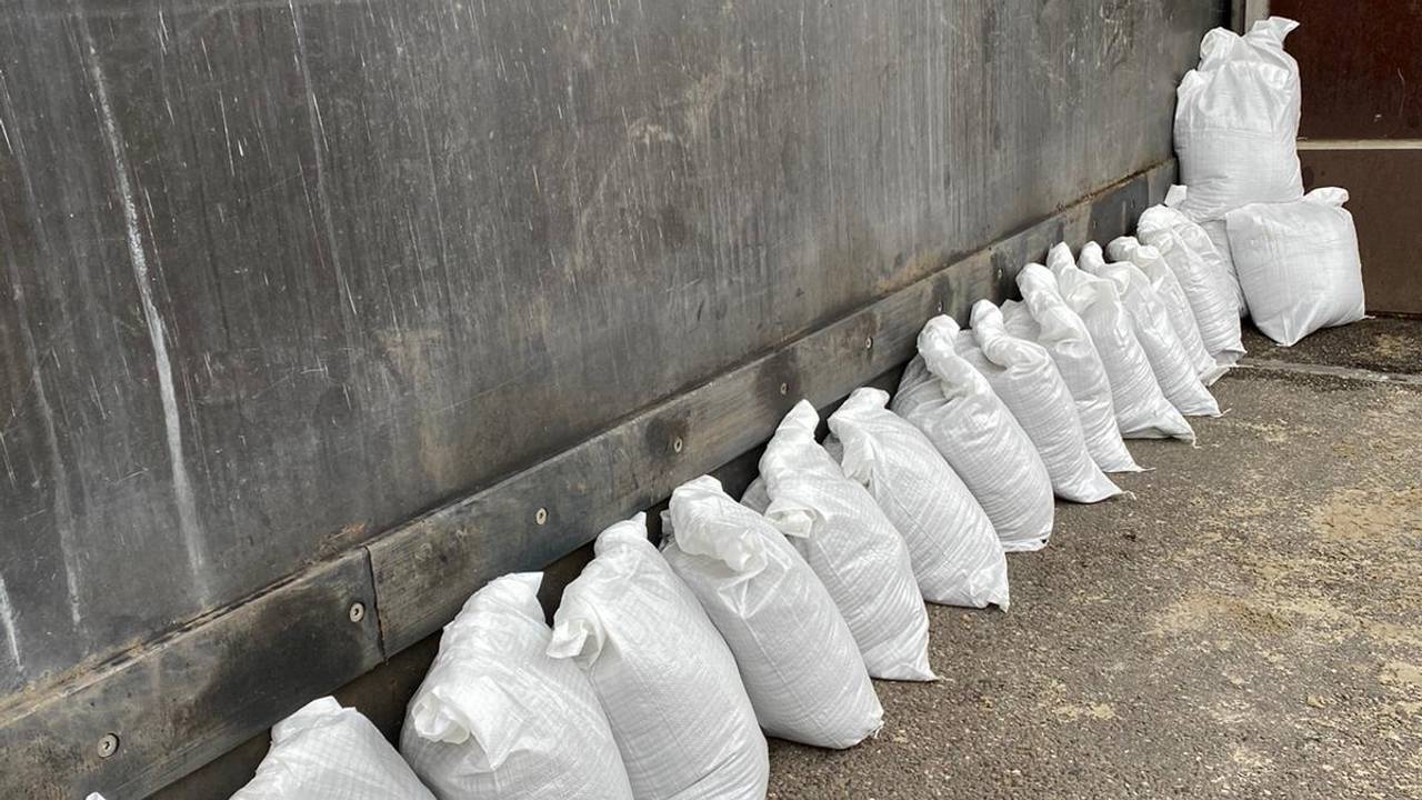 Zandzakken bij de damwanden (foto: Robèrt Cooijmans )