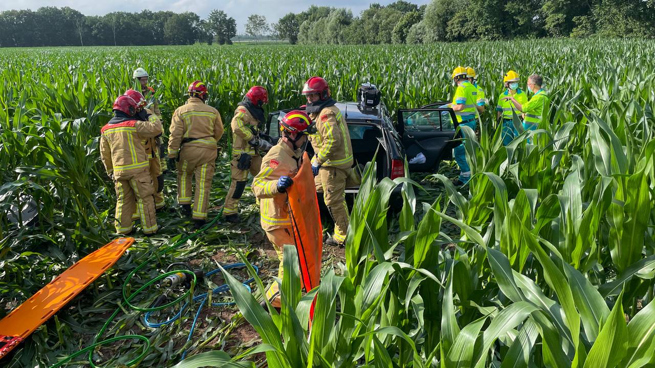 Een van de auto's belandde in een weiland naast de Hazeldonkseweg in Liessel (foto: Harrie Grijseels/SQ Vision).