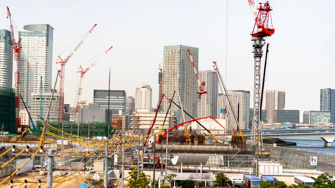 Het olympisch dorp in Tokio in aanbouw (foto: ANP 2021/Paul Raats).