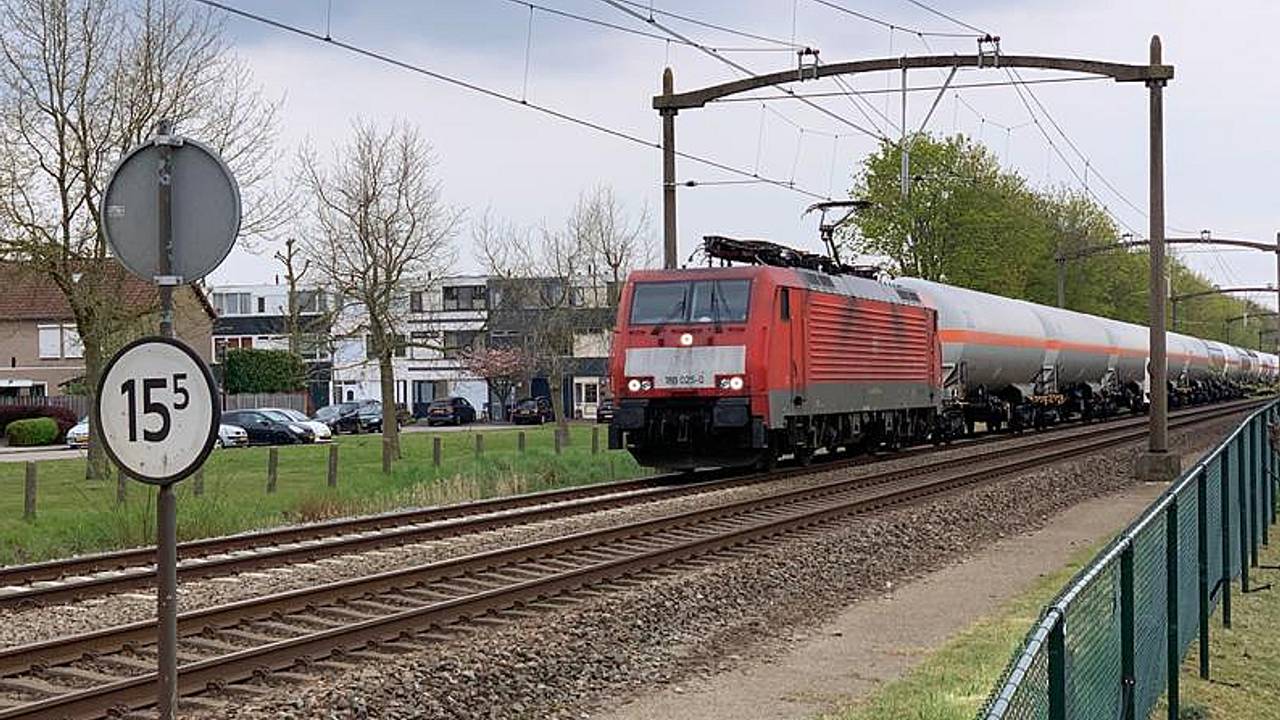 Tientallen ketelwagons rijden dagelijks dicht langs huizen in Oudenbosch (foto: Robert te Veele).