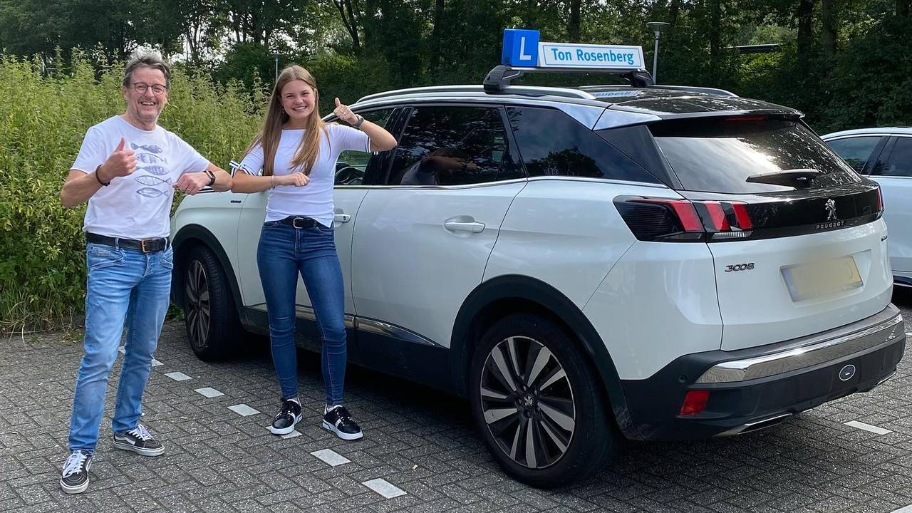 Claire is nu de jongste Brabo die mag autorijden (foto: Ton Rosenberg).