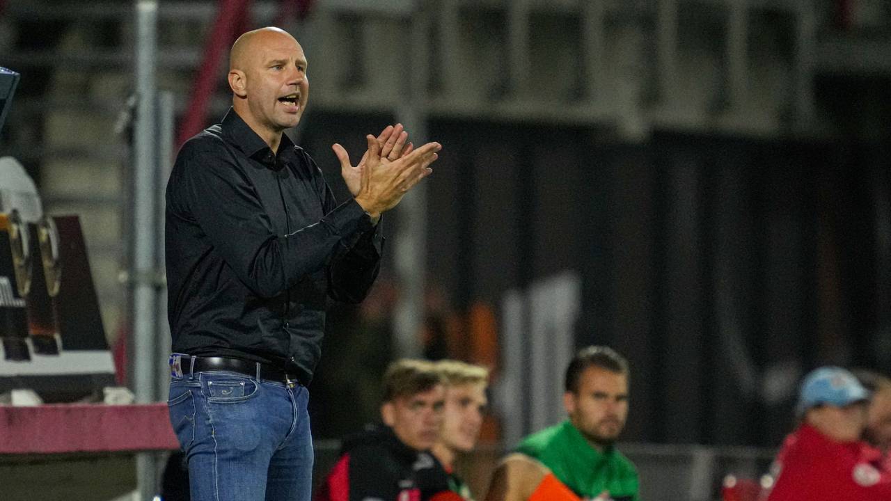 Bob Peeters voor het eerst als trainer langs de lijn bij TOP Oss (foto: OrangePictures).