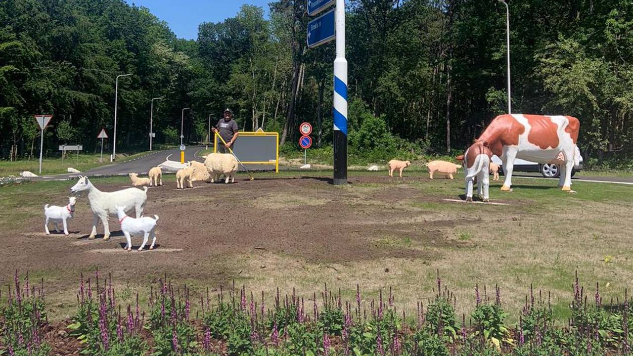 Zo stonden de polyester dieren op de rotonde voor de diefstal (foto: Facebook speelboerderij Den Scherpenberg).