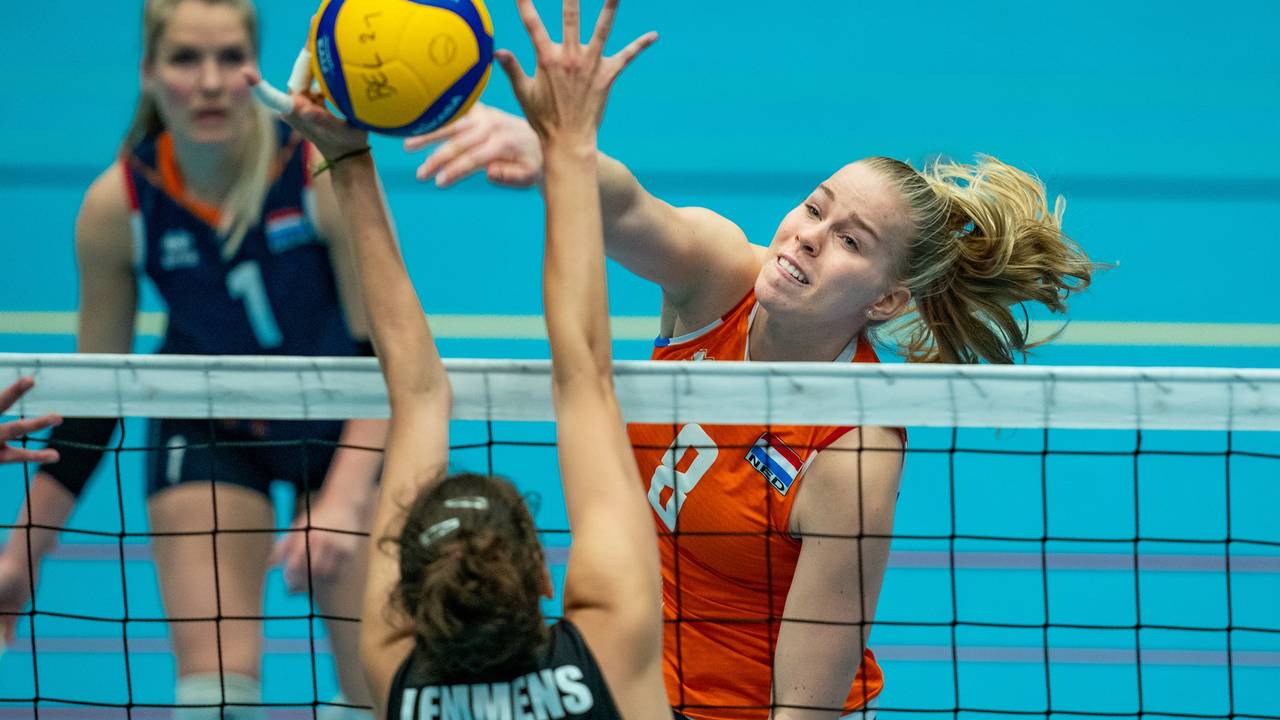Demi Korevaar slaat de bal tussen de handen van de tegenstander door (Foto: ANP)