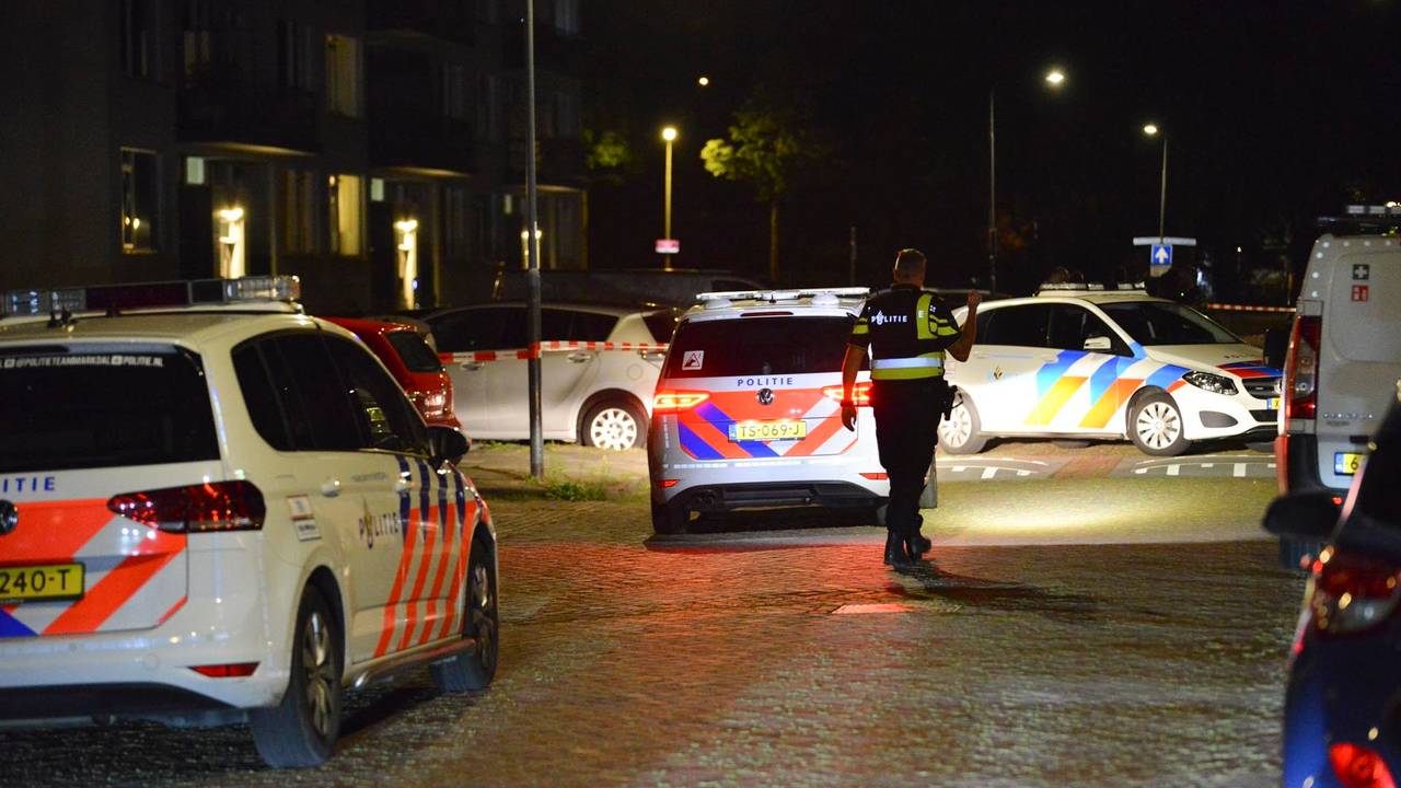 De politie deed onderzoek bij het Liniepark en de Lachappellestraat in Breda (foto: Perry Roovers/SQ Vision).