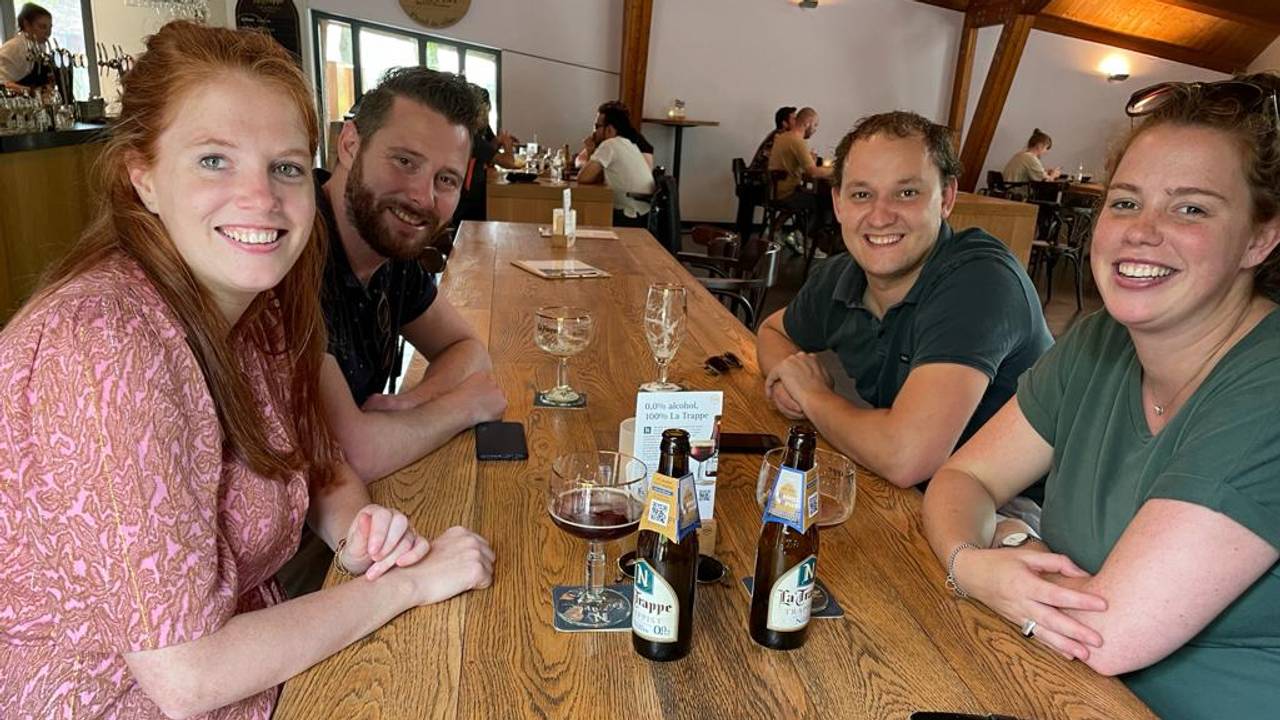 Zwangere zussen Svea en Wiep proberen het 0.0 biertje van La Trappe.