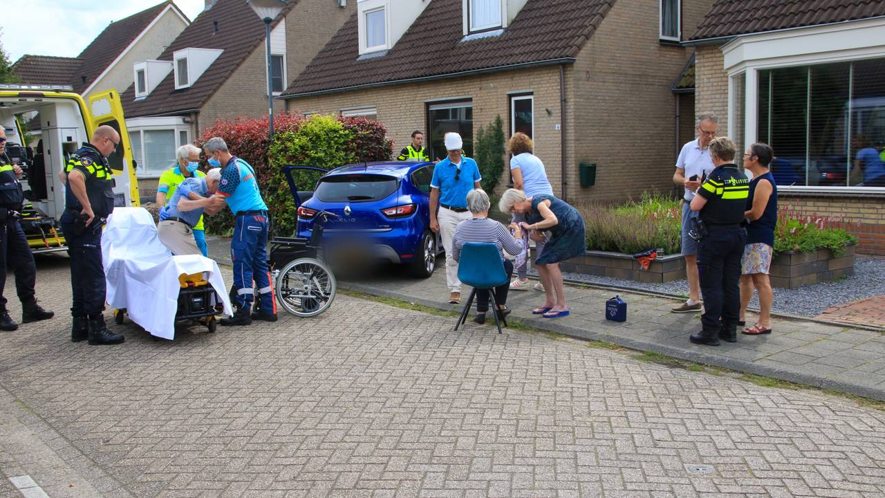 De auto reed achteruit de oprit af (foto: Harrie Grijseels/SQ Vision)