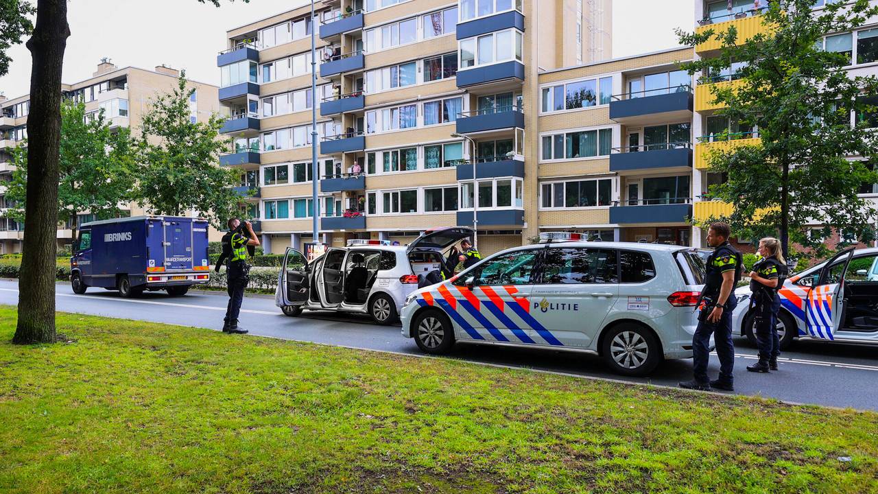 De geldwagen werd klemgereden op de  Montgommerylaan in Eindhoven (Foto: Sem van Rijssel / SQ Vision).