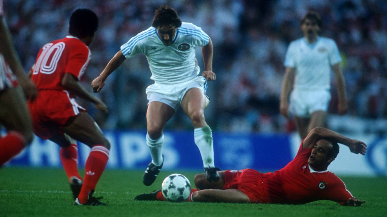 Berry van Aerle in actie tijdens de Europa Cup 1 finale tegen Benfica (Foto: ANP)