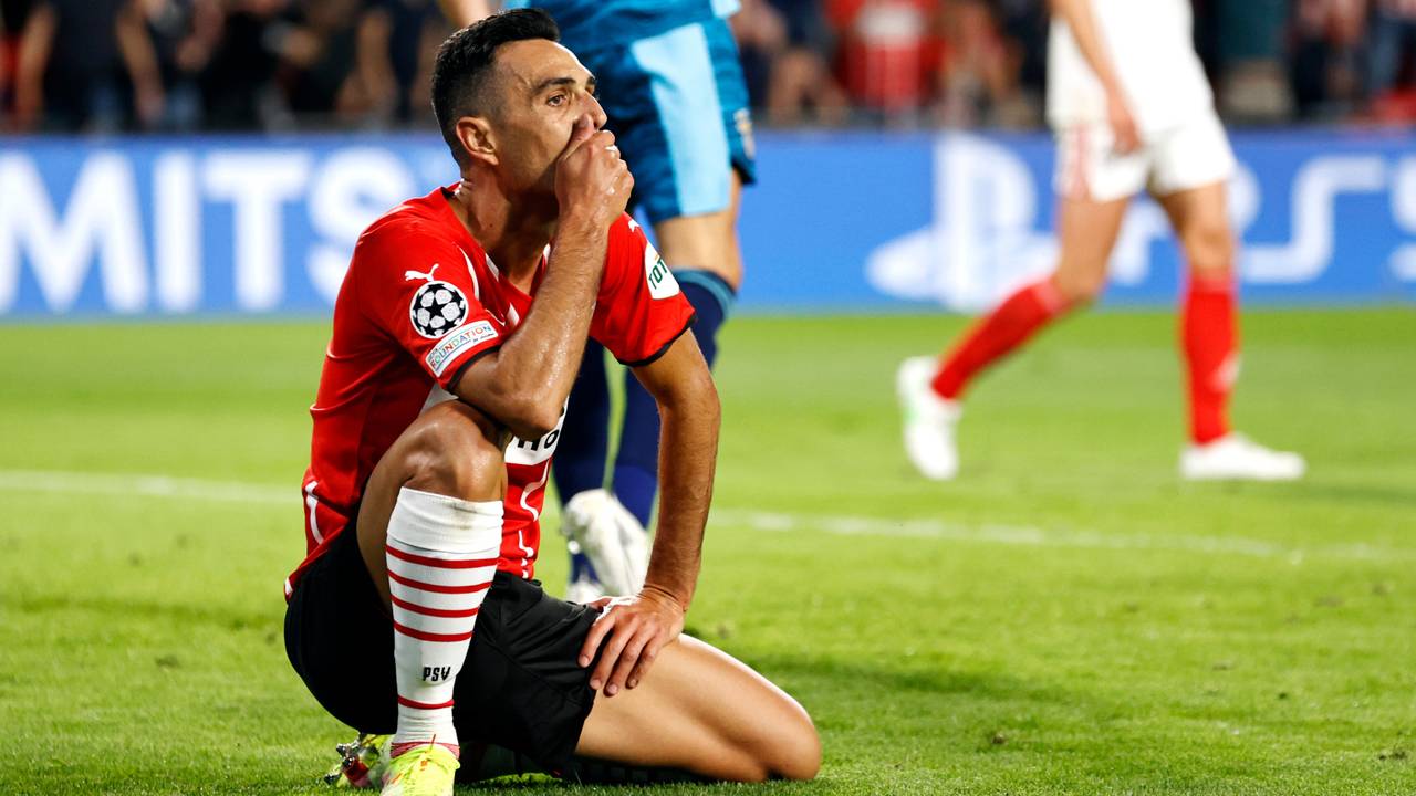 PSV-spits Eran Zahavi kreeg dé kans van de wedstrijd (foto: ANP).