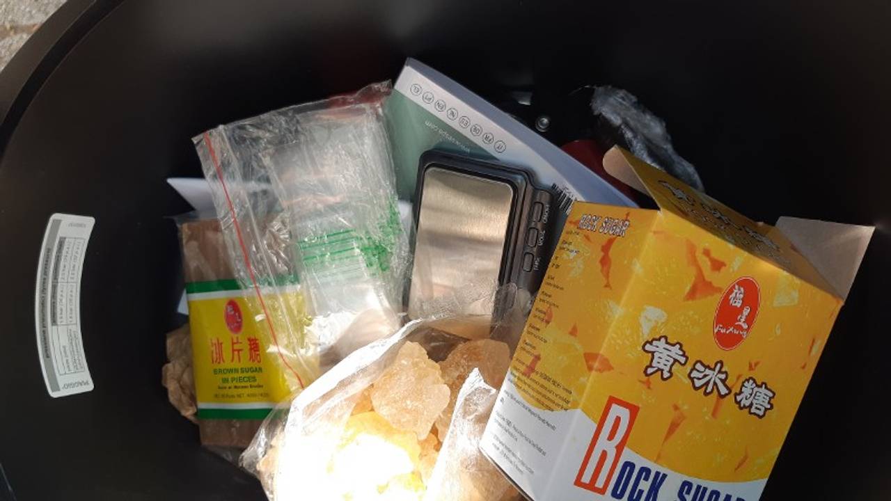De drugs en suiker zaten onder het zadel (foto: politie).