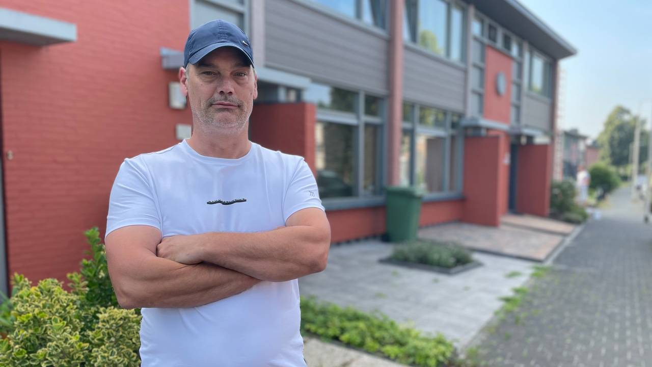 Bewoner Paul Basters vindt de nieuwe kleur spuuglelijk (foto: Raymond Merkx).