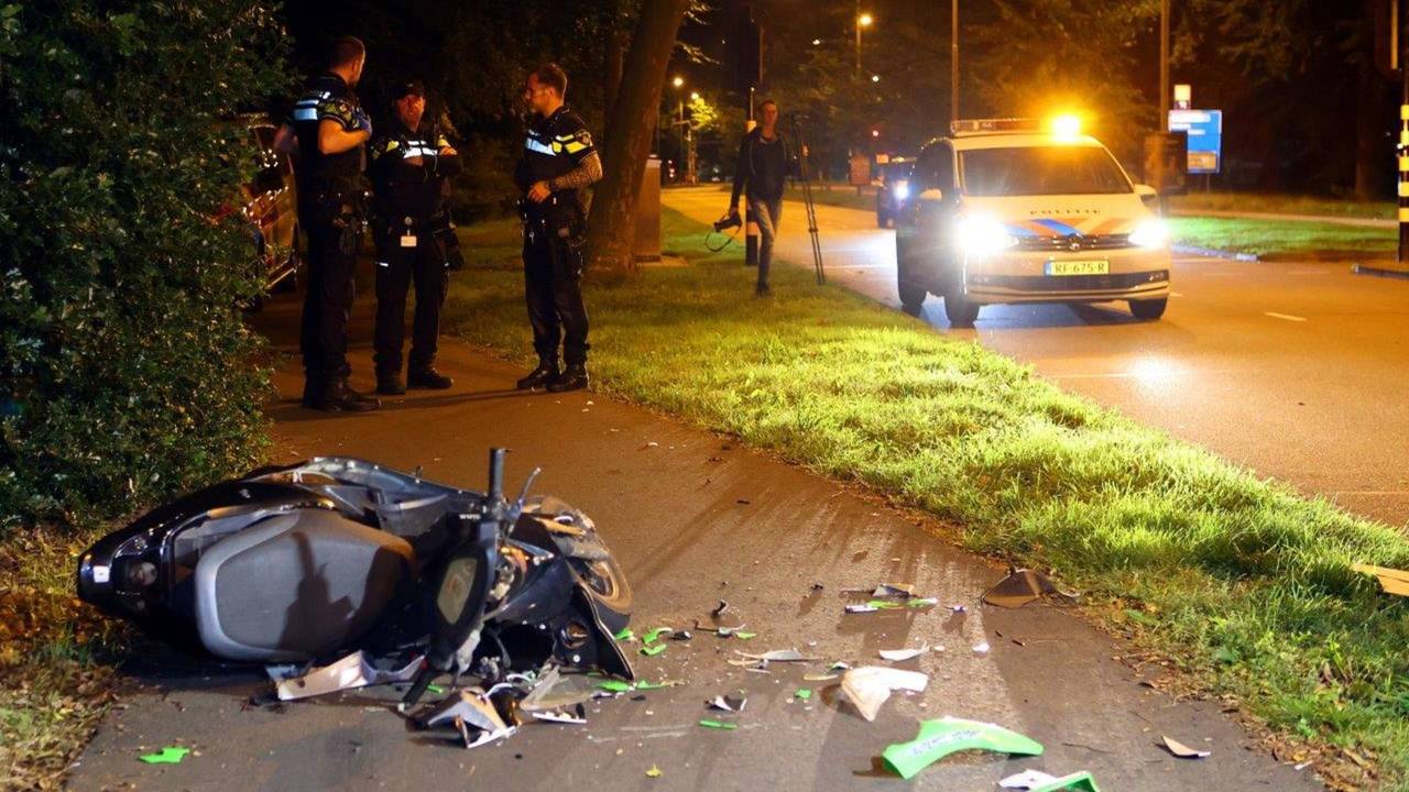 De aanrijding vond plaats in de Van Grobbendoncklaan in Den Bosch, vlak voor middernacht (foto: Bart Meesters).