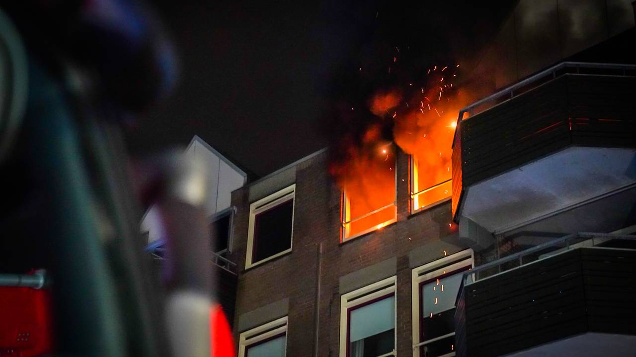 De brand woedde op de vijfde etage van de flat aan de Lauwerszeeweg in Eindhoven (foto: Sem van Rijssel/SQ Vision).