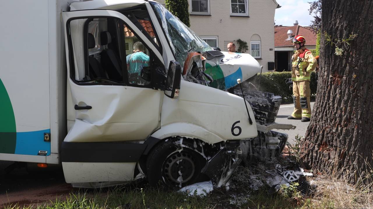 Kleine vrachtwagen botst tegen boom bij Oirschot - Vimarsana News